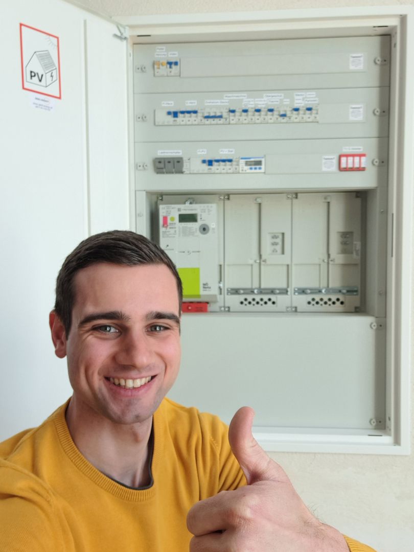 Mitarbeiter vor Batteriespeicher